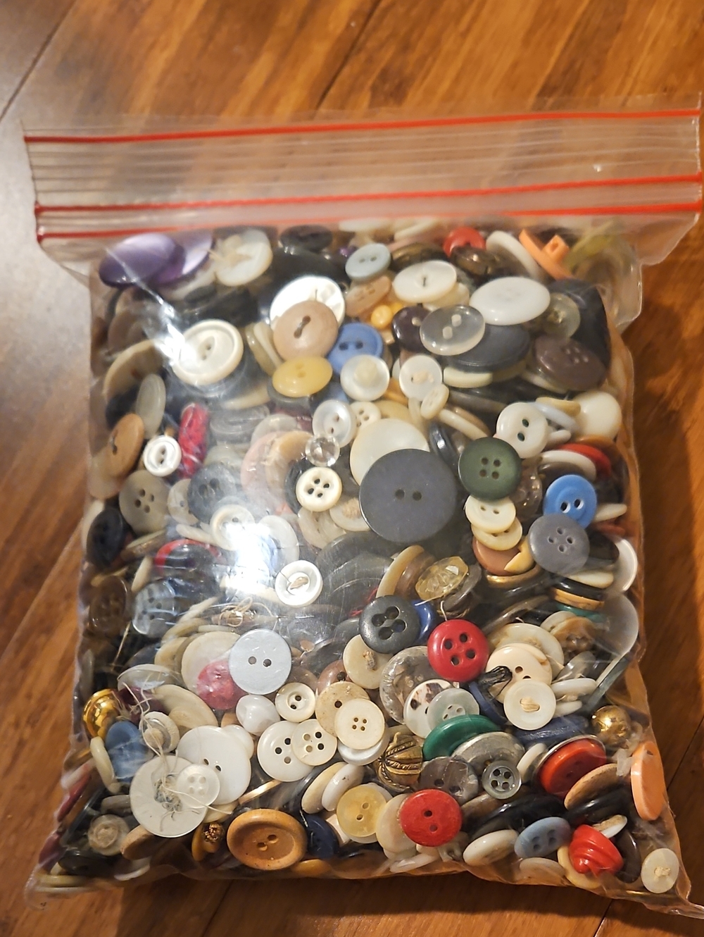 Sunday sale! Mix of Vintage Sewing Buttons - Picture 2 of 3